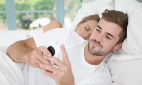 Ιδιωτικός ντετέκτιβ αποκαλύπτει κόλπο 30 δευτερολέπτων για να μάθετε αν ο σύντροφός σας σας απατά!