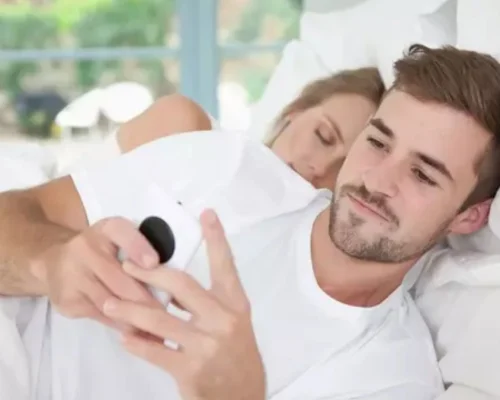 Ιδιωτικός ντετέκτιβ αποκαλύπτει κόλπο 30 δευτερολέπτων για να μάθετε αν ο σύντροφός σας σας απατά!