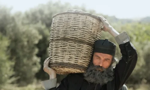 Ο Αρης Σερβετάλης “ντύνεται” πάλι µοναχός – H επιστροφή του ηθοποιού στην τηλεόραση