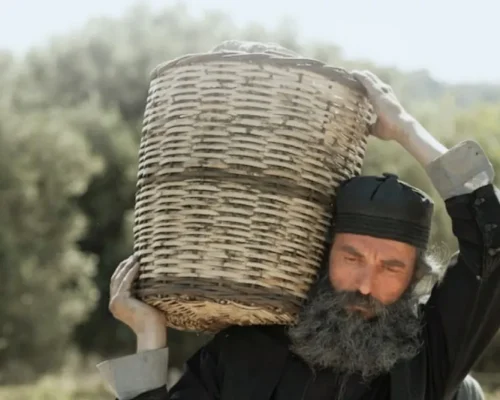 Ο Αρης Σερβετάλης “ντύνεται” πάλι µοναχός – H επιστροφή του ηθοποιού στην τηλεόραση