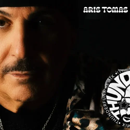 Aris Tomas στα Παραπολιτικά: Ο Έλληνας music boss φέρνει ξανά τη λάμψη της disco στην Ελλάδα με το “Mr. Disco” (Βίντεο)