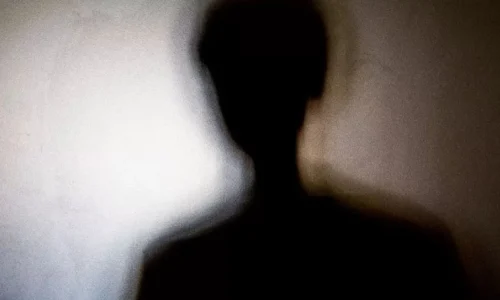 Ζευγάρι καταγγέλλει παραφυσικά φαινόμενα στο σπίτι του: «Βλέπουμε σκιές και ακούμε βήματα»