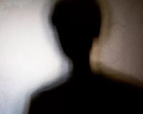 Ζευγάρι καταγγέλλει παραφυσικά φαινόμενα στο σπίτι του: «Βλέπουμε σκιές και ακούμε βήματα»