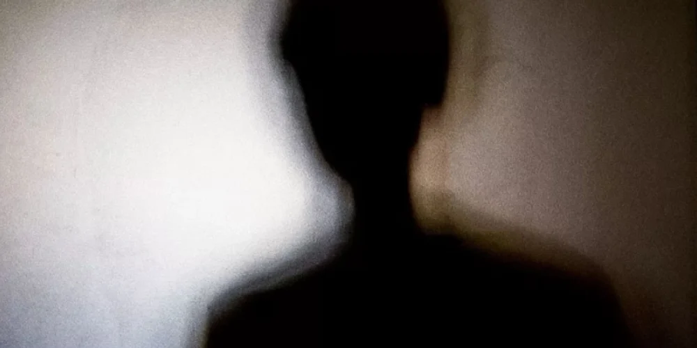 Ζευγάρι καταγγέλλει παραφυσικά φαινόμενα στο σπίτι του: «Βλέπουμε σκιές και ακούμε βήματα»