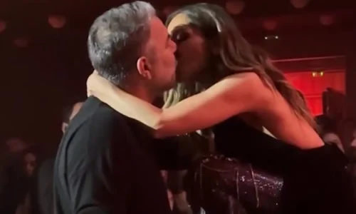 Βασίλης Μπισμπίκης και Δέσποινα Βανδή: Το φιλί που αντάλλαξαν στην πρεμιέρα της και η αφιέρωση