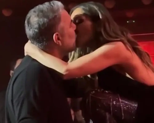 Βασίλης Μπισμπίκης και Δέσποινα Βανδή: Το φιλί που αντάλλαξαν στην πρεμιέρα της και η αφιέρωση