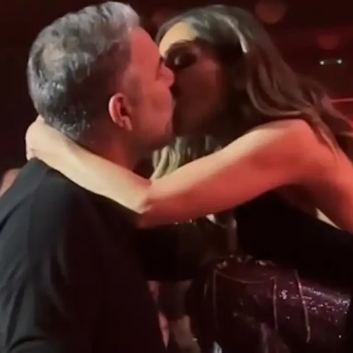 Βασίλης Μπισμπίκης και Δέσποινα Βανδή: Το φιλί που αντάλλαξαν στην πρεμιέρα της και η αφιέρωση