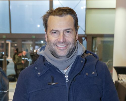 Παναγιώτης Μπουγιούρης: Αγνώριστος με το νέο look. Έβαψε τα μαλλιά του ξανθά και του πάνε φουλ!