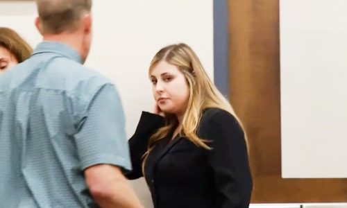 Σάλος στις ΗΠΑ με δασκάλα δημοτικού που έκανε σεξ με 16χρονο μαθητή σε φορτηγάκι – Την «έδωσε» στις Αρχές ο σύζυγός της