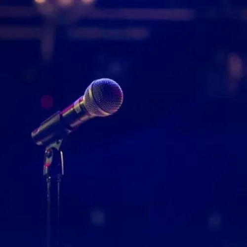 Καταγγελία που σοκάρει για πολύ γνωστό τραγουδιστή