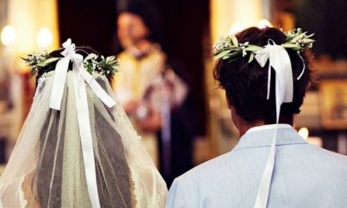 Αναστάτωση σε γάμο στο Κορωπί: Μεθυσμένη κουμπάρα διέκοψε το μυστήριο και φίλησε τον ιερέα στο στόμα