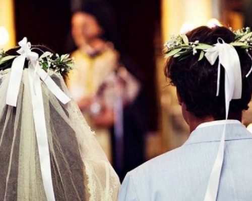 Αναστάτωση σε γάμο στο Κορωπί: Μεθυσμένη κουμπάρα διέκοψε το μυστήριο και φίλησε τον ιερέα στο στόμα
