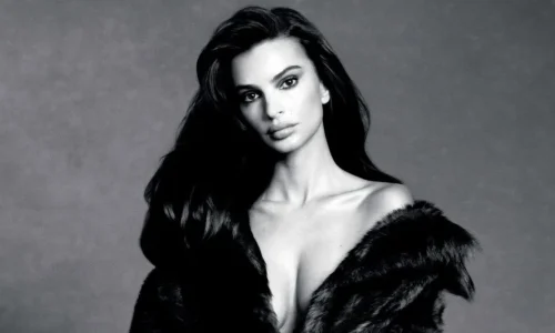 Έμιλι Ραταϊκόφσκι: Ποζάρει γυμνή για περιοδικό – Δείτε τις εκρηκτικές φωτογραφίες (Εικόνες)