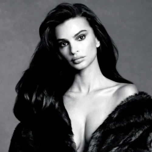 Έμιλι Ραταϊκόφσκι: Ποζάρει γυμνή για περιοδικό – Δείτε τις εκρηκτικές φωτογραφίες (Εικόνες)