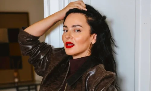 Ζενεβιέβ Μαζαρί: “Ζηλεύω φουλ τον άνδρα μου – Ψάχνω κινητό και κάνω όλες τις κατινιές”