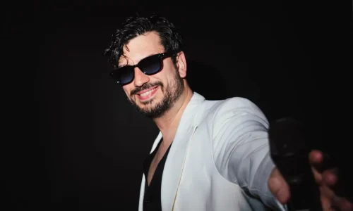 Γιώργος Ξυλούρης στo parapolitika.gr: “Θαυμάστρια μπροστά μου, χάραξε με ξυραφάκι τα αρχικά μου, στο χέρι της”