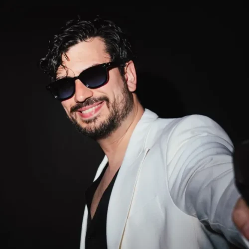 Γιώργος Ξυλούρης στo parapolitika.gr: “Θαυμάστρια μπροστά μου, χάραξε με ξυραφάκι τα αρχικά μου, στο χέρι της”