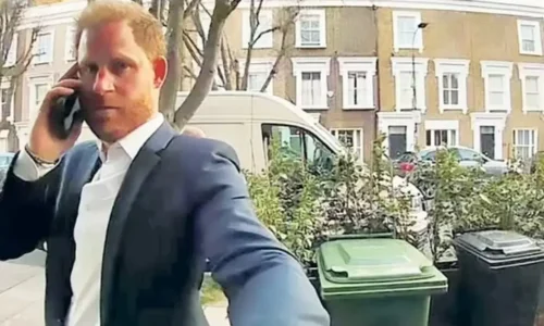 Επική γκάφα του πρίγκιπα Χάρι: Μπέρδεψε τα σπίτια και… χτύπαγε λάθος πόρτες στο Λονδίνο