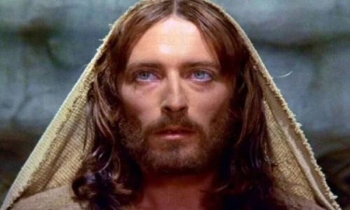 Δεν θυμίζει σε τίποτα τον «Ιησού από τη Ναζαρέτ» – Αγνώριστος στα 73 του ο πρωταγωνιστής που καθήλωσε εκατομμύρια τηλεθεατές