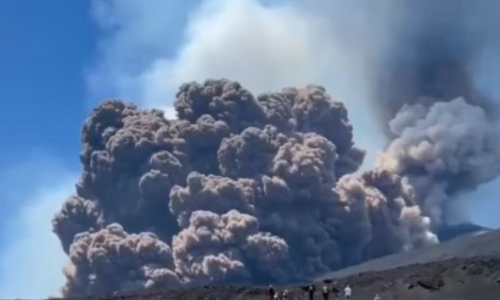 Εξερράγη το ηφαίστειο της Αίτνας στη Σικελία: Σύννεφα τέφρας στον ουρανό, τουρίστες έτρεχαν να σωθούν [βίντεο]