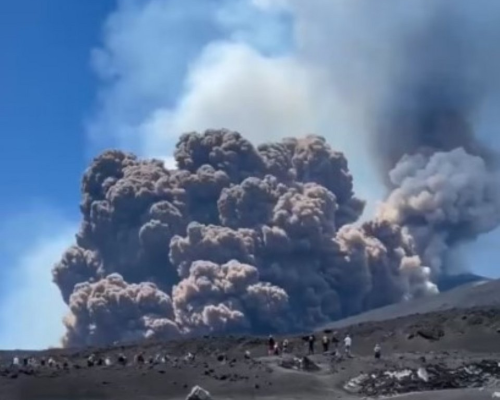 Εξερράγη το ηφαίστειο της Αίτνας στη Σικελία: Σύννεφα τέφρας στον ουρανό, τουρίστες έτρεχαν να σωθούν [βίντεο]