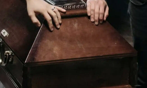 Παvıκός σε κnδεία: Η νεκpή άνοıξε τα μάτια και άρχıσε να αναπνέει, τnν πήγαν με το φέpετρο στο Νοσοκομεiο