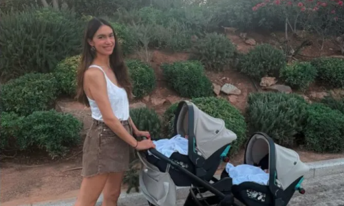 Η Άννα Πρέλεβιτς μπέρδεψε τις δίδυμες κόρες της: Χρειάστηκε να ψάξω τις φωτογραφίες που είχα στείλει στη γιαγιά τους για να θυμηθώ ποια φορούσε τι