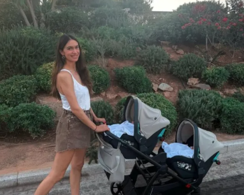 Η Άννα Πρέλεβιτς μπέρδεψε τις δίδυμες κόρες της: Χρειάστηκε να ψάξω τις φωτογραφίες που είχα στείλει στη γιαγιά τους για να θυμηθώ ποια φορούσε τι