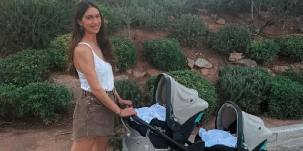 Η Άννα Πρέλεβιτς μπέρδεψε τις δίδυμες κόρες της: Χρειάστηκε να ψάξω τις φωτογραφίες που είχα στείλει στη γιαγιά τους για να θυμηθώ ποια φορούσε τι