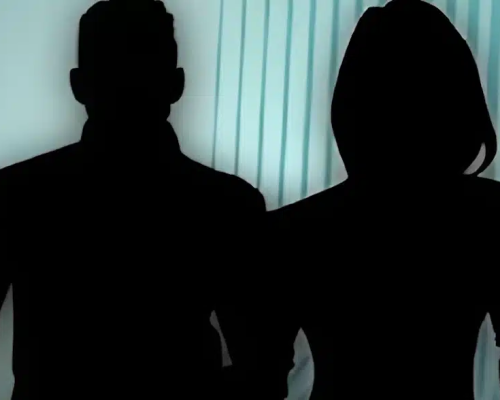 Αυτός είναι ο τραγουδιστής που έβαζε την σύντροφό του να «ικανοποιεί» φίλους στο καμαρίνι και εκείνος έπαιρνε μάτι!