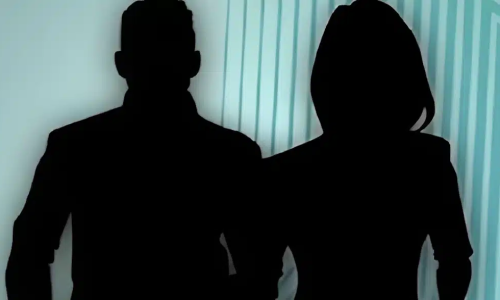 Αυτός είναι ο τραγουδιστής που έβαζε την σύντροφό του να «ικανοποιεί» φίλους στο καμαρίνι και εκείνος έπαιρνε μάτι!