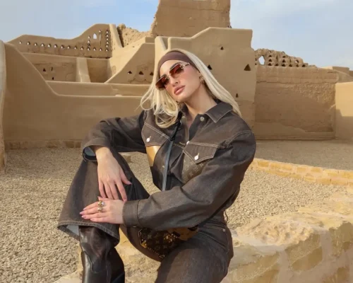 Ιωάννα Τούνη: «Όσο πιο ψηλά ανεβαίνεις, τόσο λιγότερο ακούγονται οι ξένες φωνές» – Φωτογραφίες και βίντεο από τη Σαουδική Αραβία