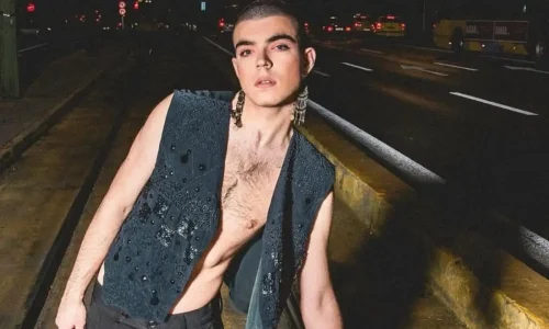 Jo Dennys: Το queer μοντέλο διεγνώσθη με σεξουαλικώς μεταδιδόμενο νόσημα – «Είμαι το πρώτο καταγεγραμμένο κρούσμα στην Ελλάδα»