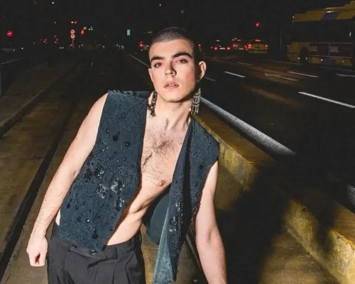 Jo Dennys: Το queer μοντέλο διεγνώσθη με σεξουαλικώς μεταδιδόμενο νόσημα – «Είμαι το πρώτο καταγεγραμμένο κρούσμα στην Ελλάδα»