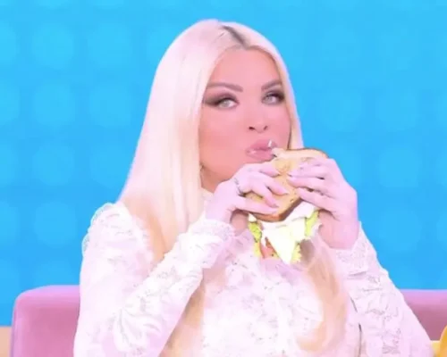 Ρωτήσαμε το ChatGPT τη συνταγή για το viral σάντουιτς της Κατερίνας Καινούργιου – Τα υλικά