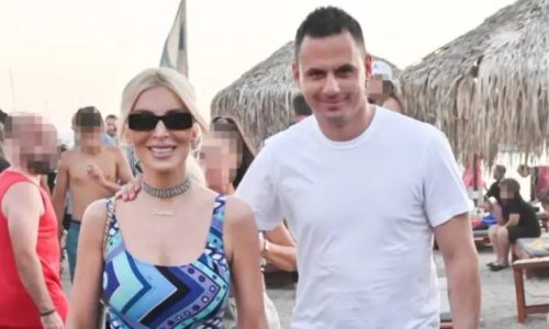 Κατερίνα Καινούργιου – Παναγιώτης Κουτσουμπής: Οι τρυφερές στιγμές του ζευγαριού σε παραλία στην Πάρο