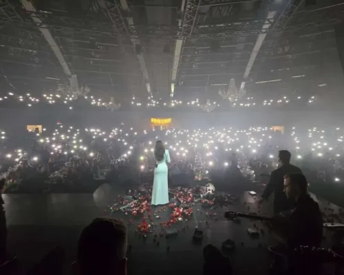 Ιουλία Καλλιμάνη: Αποθεώθηκε από τους Κρητικούς – Η εκρηκτική εμφάνιση on stage