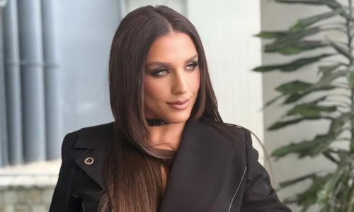 Ιουλία Καλλιμάνη: Δέχτηκε πανέρι με λουλούδια στο πρόσωπο – Οργισμένη με τον θαμώνα που το προκάλεσε (Βίντεο)