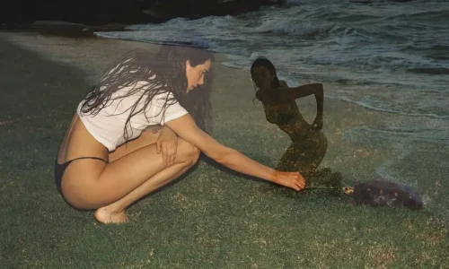 Kένταλ Τζένερ: Ξανά γυμνή στην παραλία και δηλώνει “εκεί που είμαι προορισμένη να βρίσκομαι” στο νέο viral άλμπουμ της (Εικόνες)