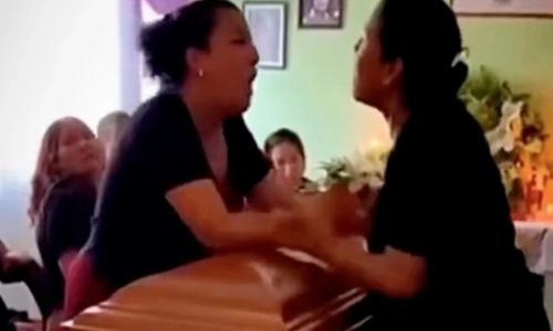 Η κηδεία έγινε ροντέο: Οι ερωμένες του νεκρού πλακώθηκαν πάνω από το φέρετρό του (video)