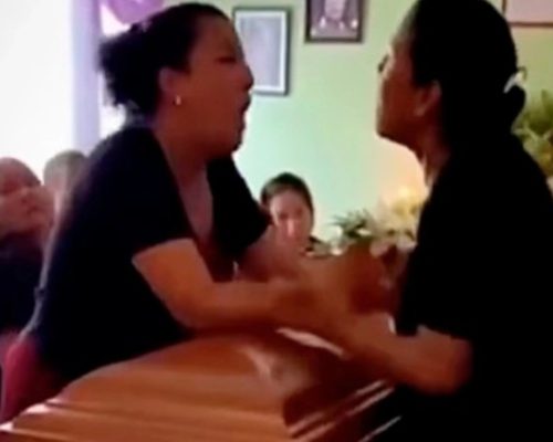 Η κηδεία έγινε ροντέο: Οι ερωμένες του νεκρού πλακώθηκαν πάνω από το φέρετρό του (video)