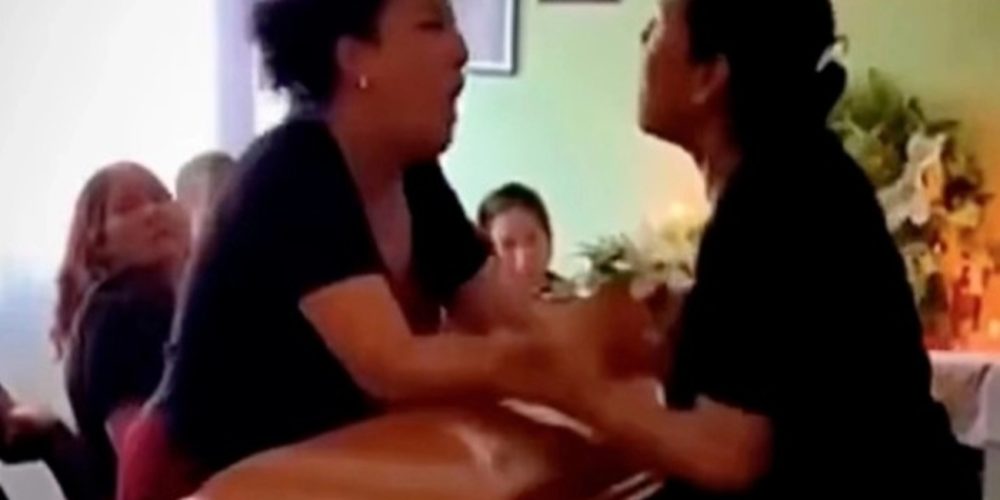 Η κηδεία έγινε ροντέο: Οι ερωμένες του νεκρού πλακώθηκαν πάνω από το φέρετρό του (video)