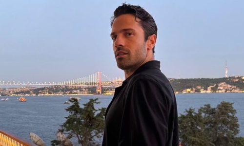 Κωνσταντίνος Αργυρός: Η σπάνια φωτογραφία με τον γιο του, Βασίλη να χτυπά την καμπάνα μιας εκκλησίας