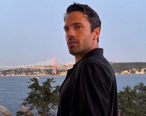 Κωνσταντίνος Αργυρός: Η σπάνια φωτογραφία με τον γιο του, Βασίλη να χτυπά την καμπάνα μιας εκκλησίας