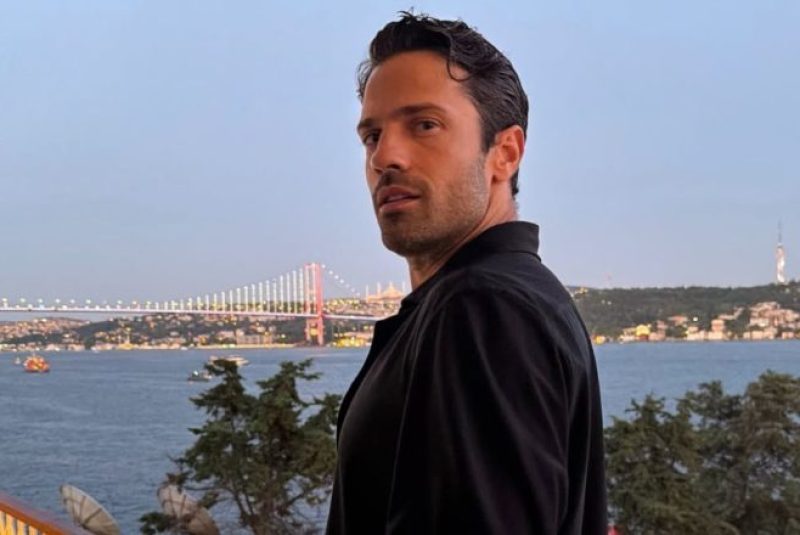 Κωνσταντίνος Αργυρός: Η σπάνια φωτογραφία με τον γιο του, Βασίλη να χτυπά την καμπάνα μιας εκκλησίας