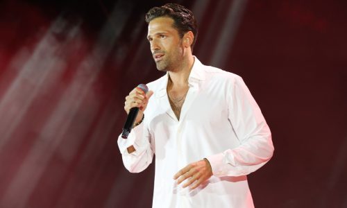 Αργυρός: Η στιγμή που σταματά τη συναυλία του στη Θεσσαλονίκη για να παρακολουθήσει τον αγώνα της Εθνικής στο Eurobasket