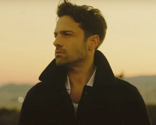 Κωνσταντίνος Αργυρός – “Περήφανος Αετός”: Κυκλοφόρησε το βιωματικό τραγούδι με το video που γυρίστηκε στη γειτονιά του