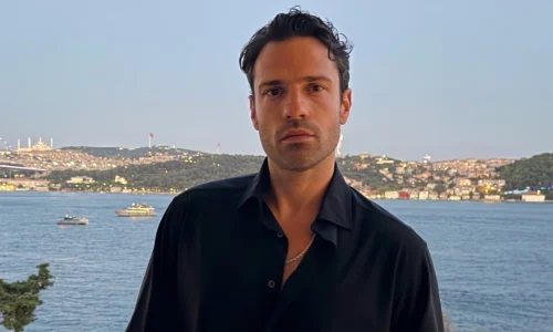 Ο Κωνσταντίνος Αργυρός φωτογραφίζεται με φόντο τον Βόσπορο μετά τις εμφανίσεις του στην Κωνσταντινούπολη