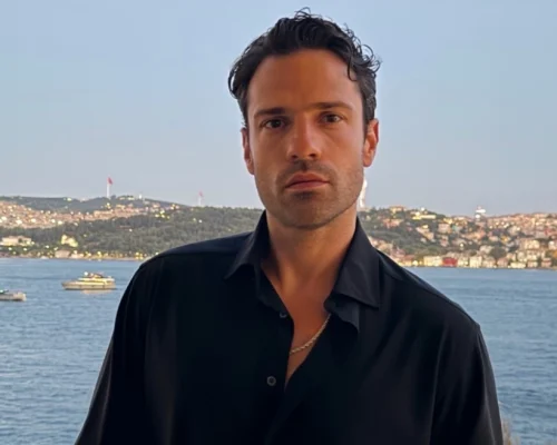 Ο Κωνσταντίνος Αργυρός φωτογραφίζεται με φόντο τον Βόσπορο μετά τις εμφανίσεις του στην Κωνσταντινούπολη