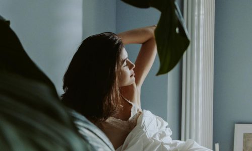 Ξυπνάτε αργά; Τι μπορεί να σημαίνει αυτό για τον οργανισμό σας σύμφωνα με την Επιστήμη